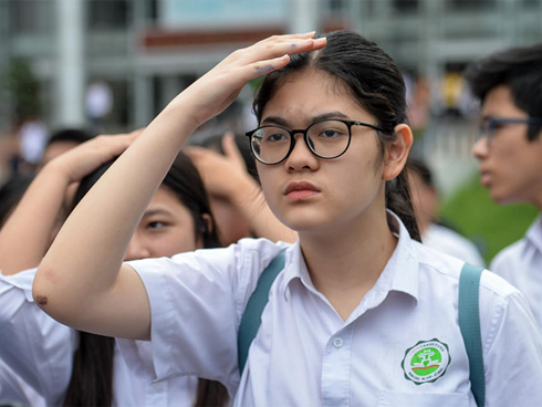 Thí sinh bật khóc vì thi Văn được 60 phút thì giám thị phát hiện ký nhầm, bắt 24 em lấy giấy mới làm lại-1