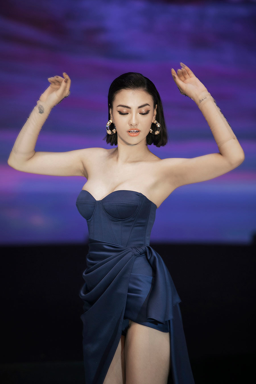 Hồng Quế xoay người, lộ phần nhạy cảm trên sàn diễn-1