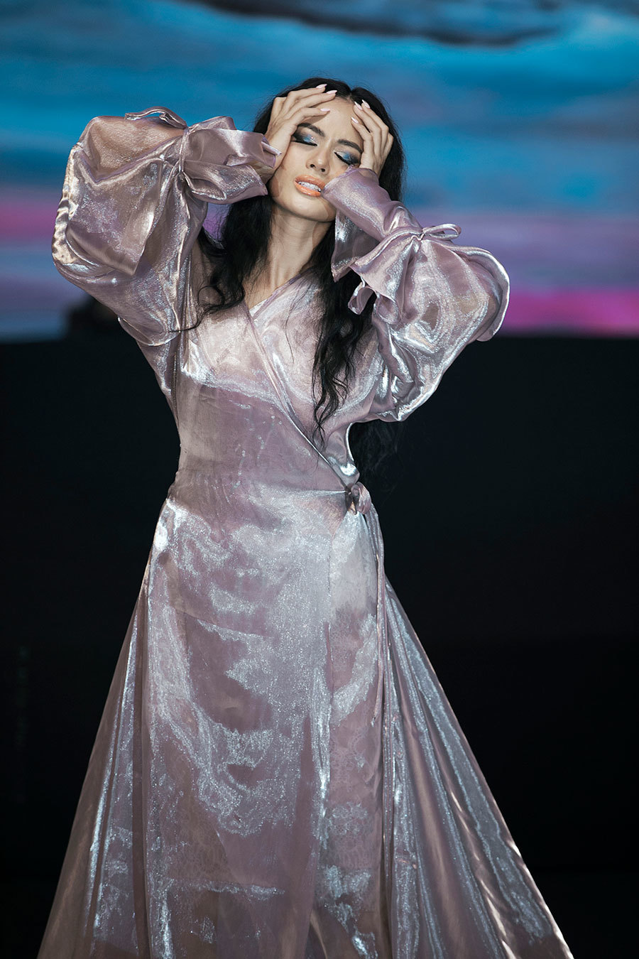 Hồng Quế xoay người, lộ phần nhạy cảm trên sàn diễn-4