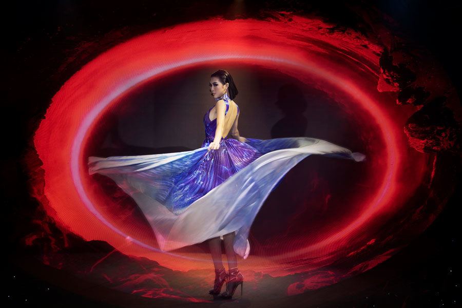 Hồng Quế xoay người, lộ phần nhạy cảm trên sàn diễn-5