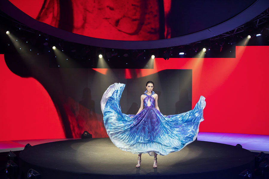 Hồng Quế xoay người, lộ phần nhạy cảm trên sàn diễn-8