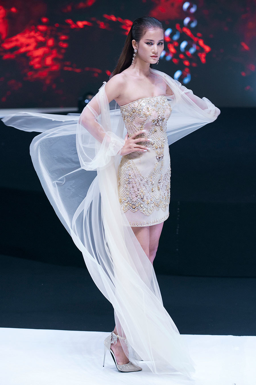 Hồng Quế xoay người, lộ phần nhạy cảm trên sàn diễn-9