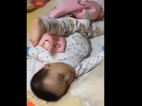 Cười ngả nghiêng với những tư thế ngủ có 102 của các nhóc tì