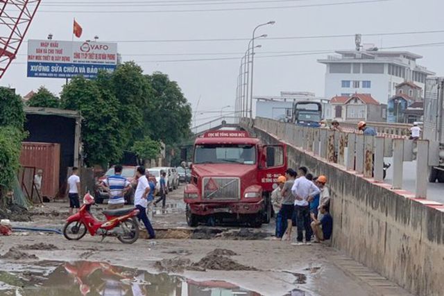 Xe container sập hố tử thần”, làm vỡ đường ống nước sạch, 3 quận của Hà Nội bị ảnh hưởng-3