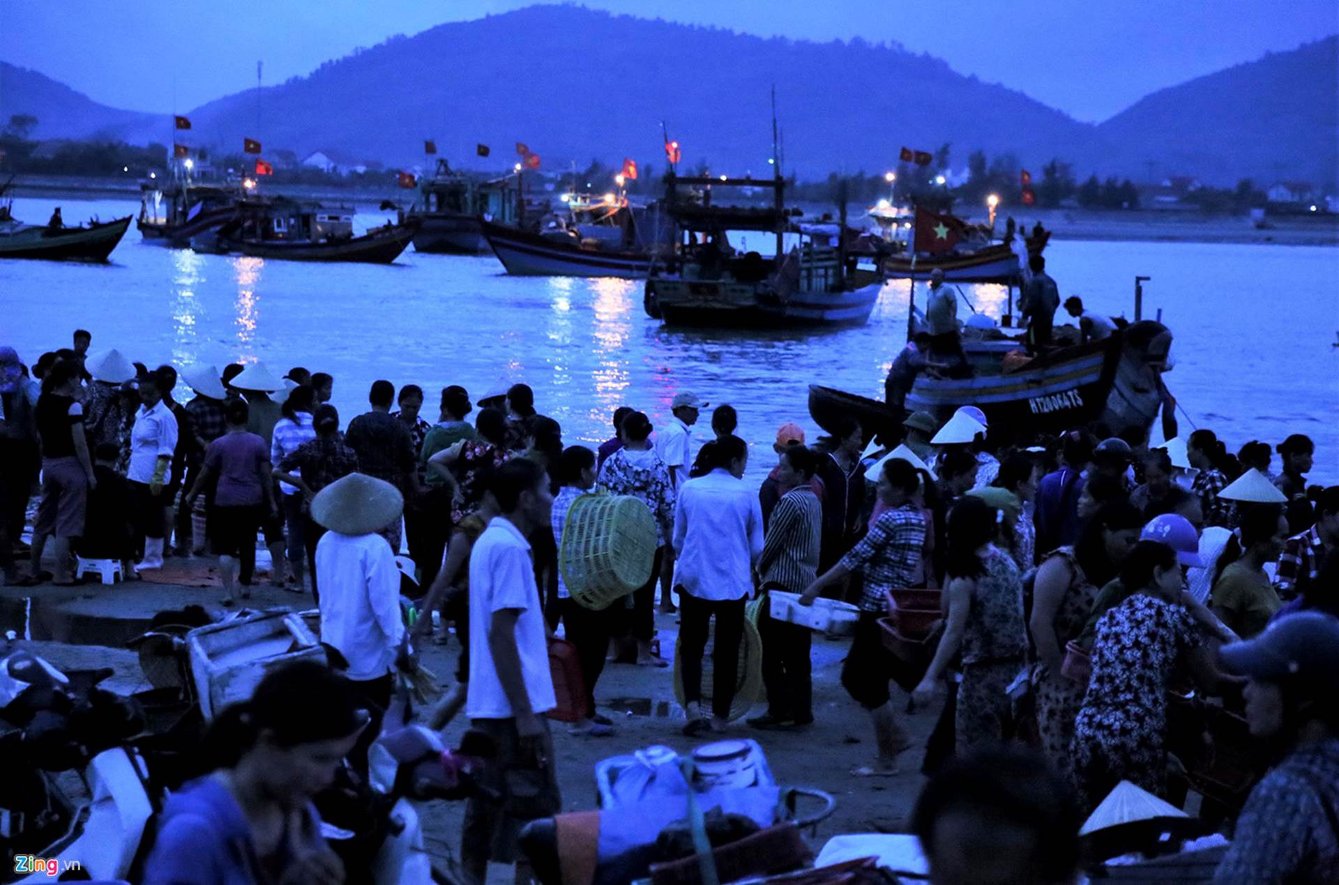 Soi đèn đi chợ hải sản Cồn Gò lúc tờ mờ sáng-1