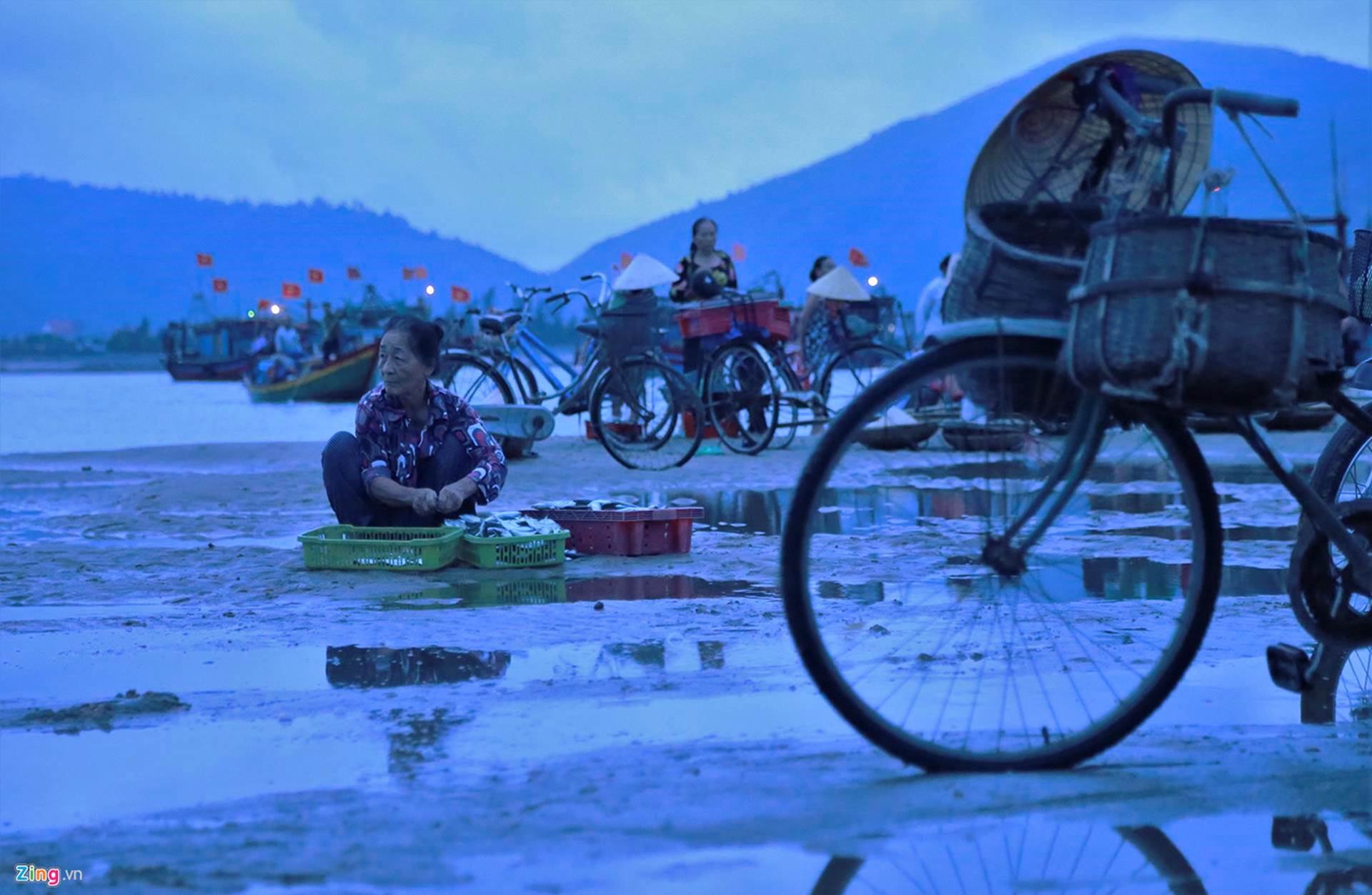 Soi đèn đi chợ hải sản Cồn Gò lúc tờ mờ sáng-12