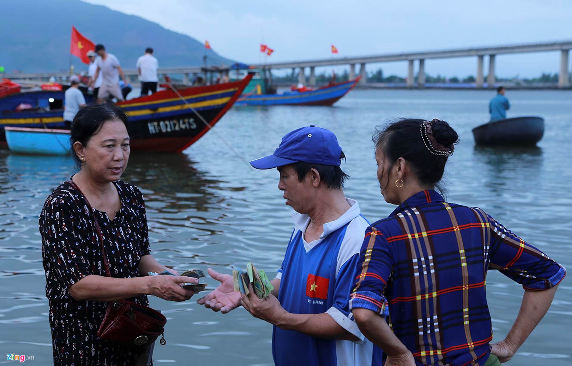 Soi đèn đi chợ hải sản Cồn Gò lúc tờ mờ sáng-14