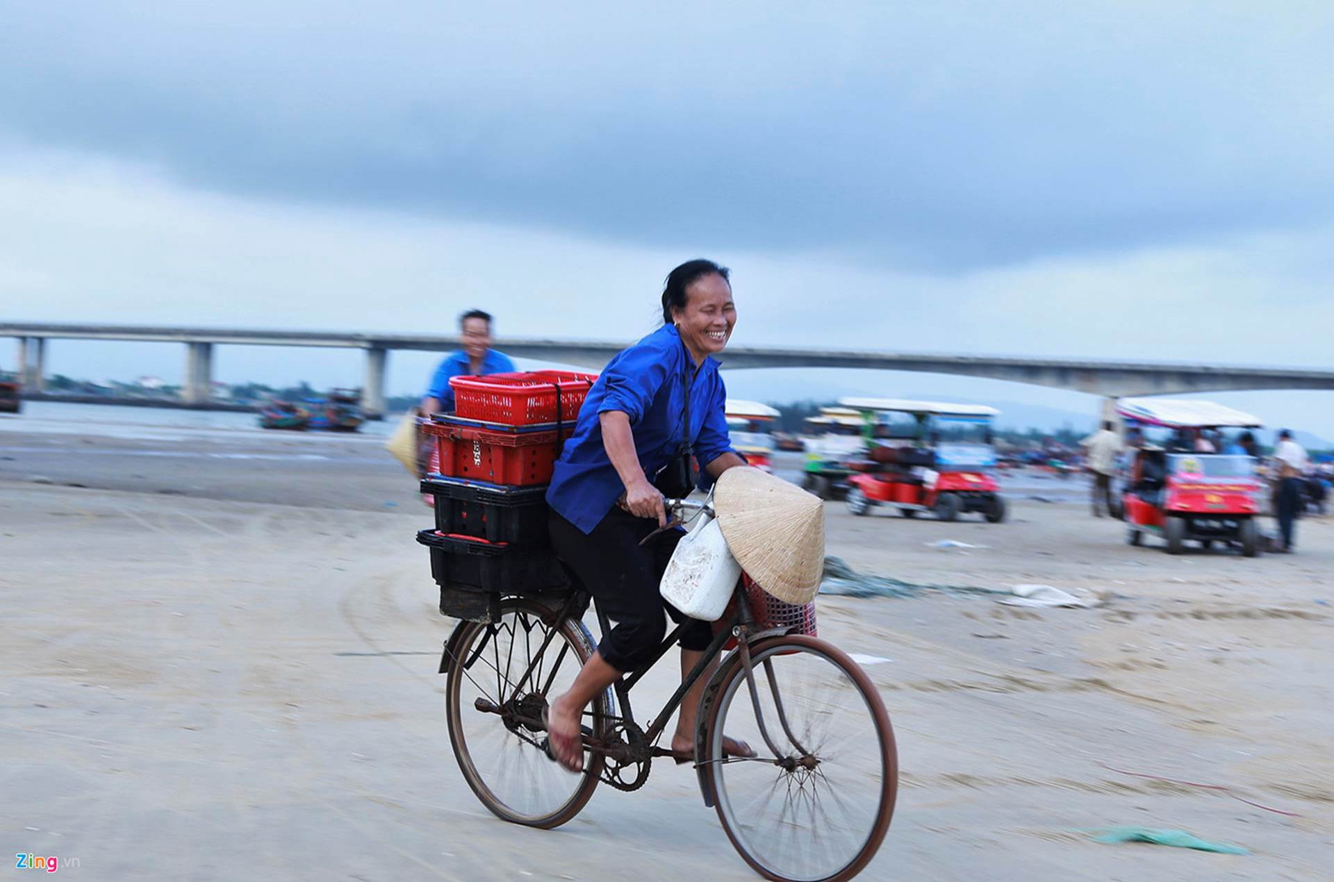 Soi đèn đi chợ hải sản Cồn Gò lúc tờ mờ sáng-16