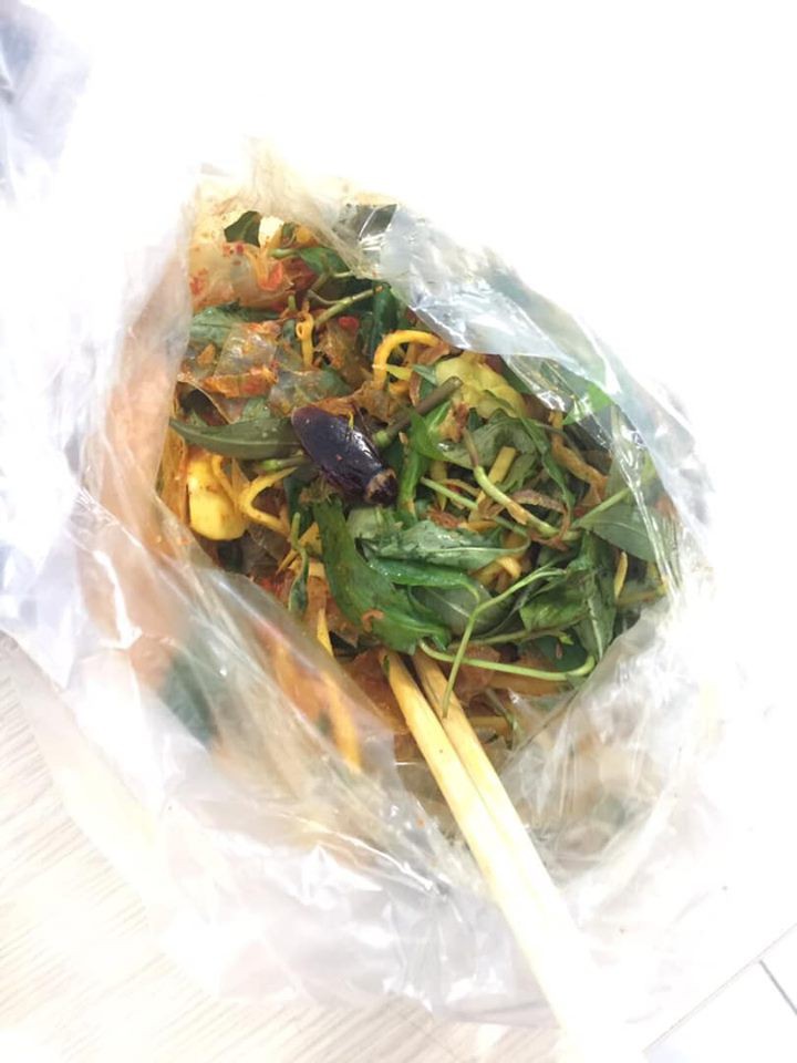 Tưởng túi bánh tráng trộn bình thường, hội chị em xem kỹ mới giật mình khiếp hãi vì có gián bên trong-1