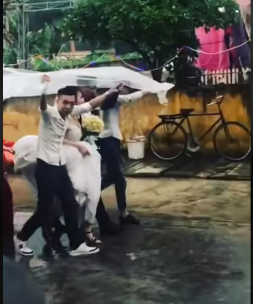 Vẫn biết lấy chồng xa chẳng sung sướng gì, nhưng đoạn clip này lại chứng minh lấy chồng gần cũng khổ không kém-1