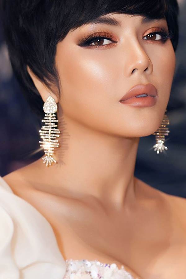 Lý Nhã Kỳ bất ngờ để tóc tém, khoe vòng một đầy đặn đi xem thời trang-4