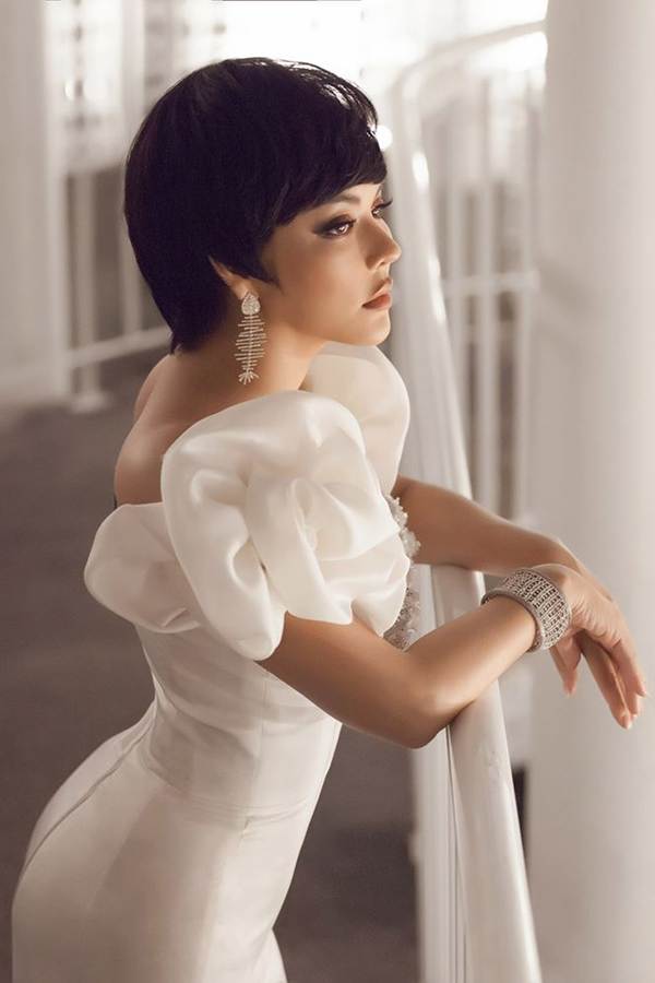 Lý Nhã Kỳ bất ngờ để tóc tém, khoe vòng một đầy đặn đi xem thời trang-10