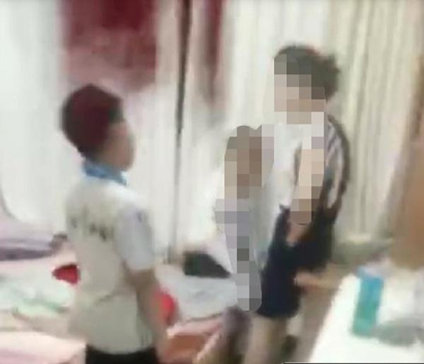 Con dâu chửi bới mẹ chồng thậm tệ, nhưng phản ứng của con trai mới khiến dân mạng phẫn nộ-2