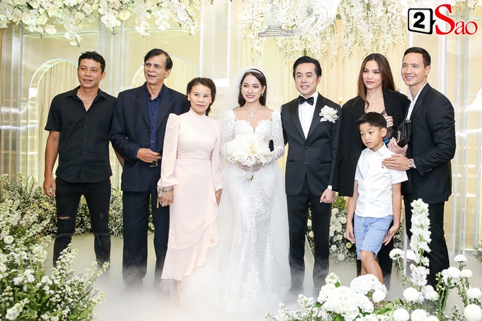 Thời đại 4.0: Vừa kín đáo dự đám cưới Dương Khắc Linh, 2 tiếng sau Hồ Ngọc Hà đã biến hóa sexy hết cỡ đi hát-1