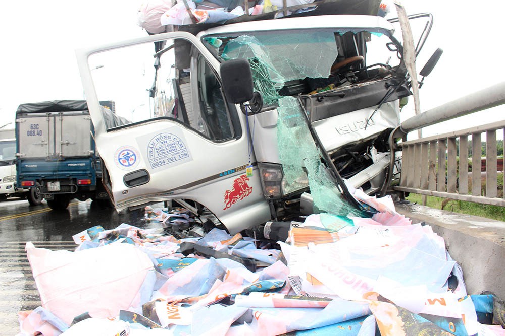 Xe tải tông loạn xạ trên cầu Rạch Miễu, 2 người chết-1
