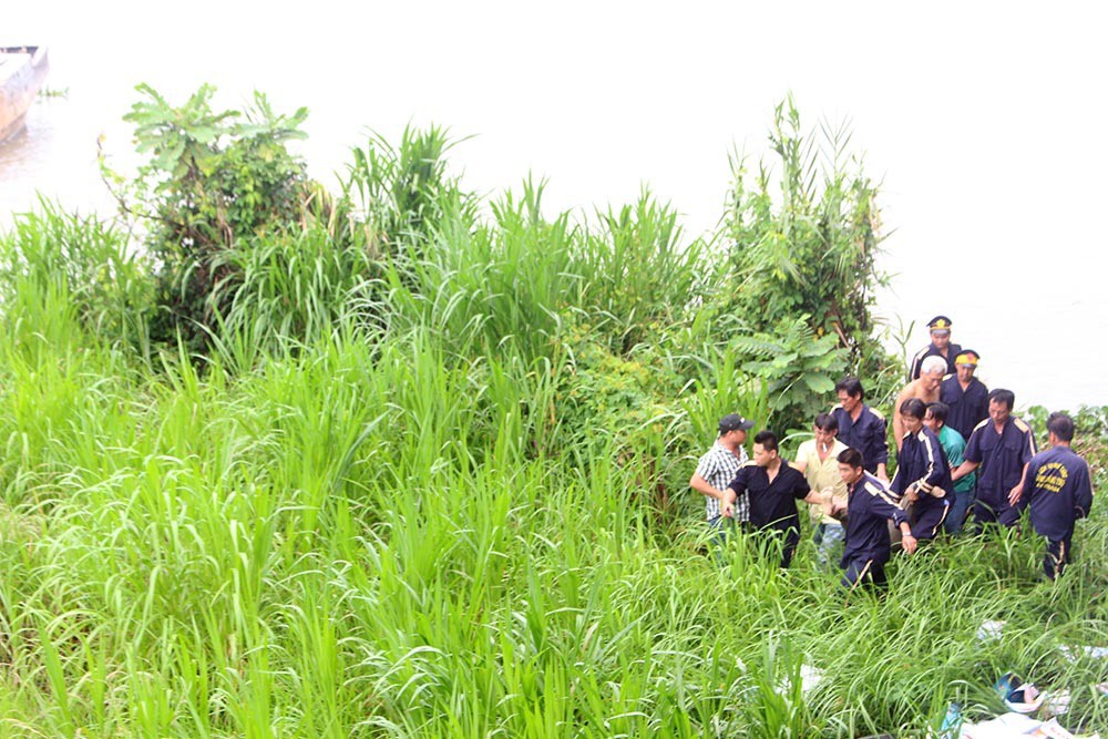 Xe tải tông loạn xạ trên cầu Rạch Miễu, 2 người chết-3