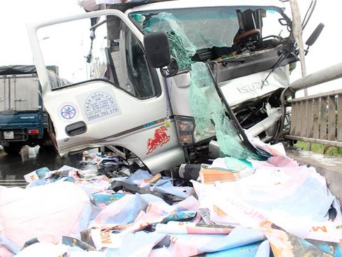 Xe tải tông loạn xạ trên cầu Rạch Miễu, 2 người chết