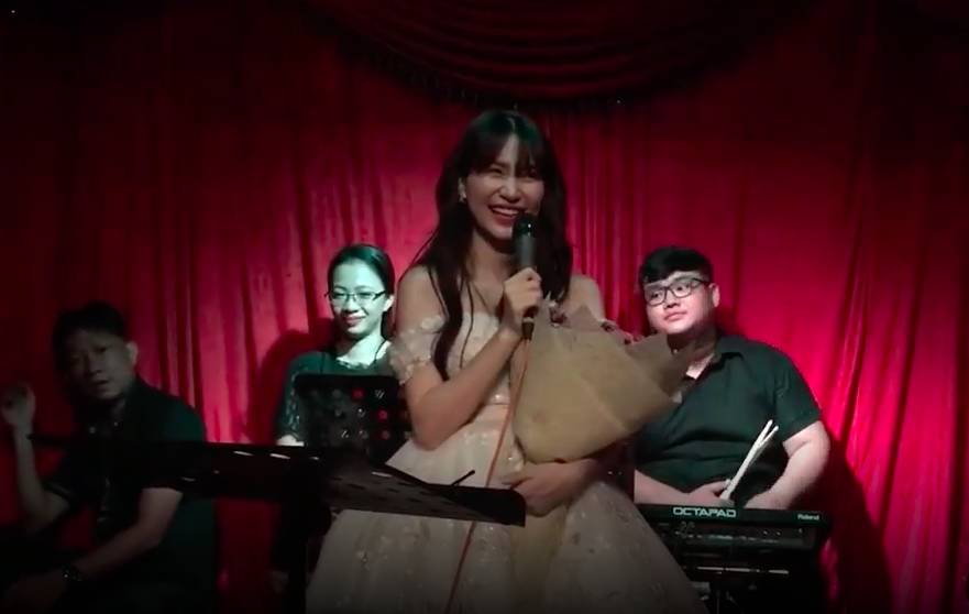 Hòa Minzy bất ngờ bị chỉ trích làm lố khi vừa hát, vừa quỳ gối cầu hôn bạn trai thiếu gia giữa đông người-1