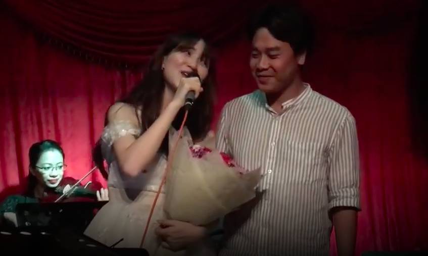 Hòa Minzy bất ngờ bị chỉ trích làm lố khi vừa hát, vừa quỳ gối cầu hôn bạn trai thiếu gia giữa đông người-2