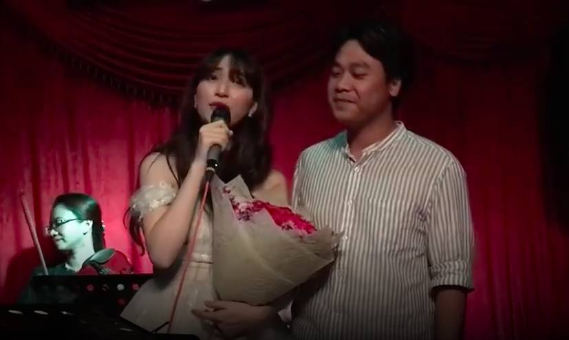 Hòa Minzy bất ngờ bị chỉ trích làm lố khi vừa hát, vừa quỳ gối cầu hôn bạn trai thiếu gia giữa đông người-3