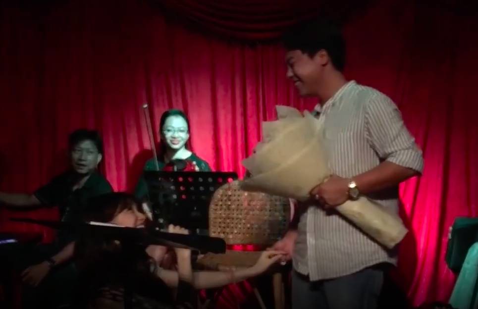 Hòa Minzy bất ngờ bị chỉ trích làm lố khi vừa hát, vừa quỳ gối cầu hôn bạn trai thiếu gia giữa đông người-5