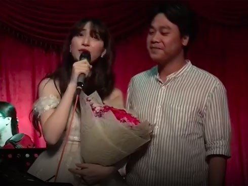 Hòa Minzy bất ngờ bị chỉ trích làm lố khi vừa hát, vừa quỳ gối cầu hôn bạn trai thiếu gia giữa đông người