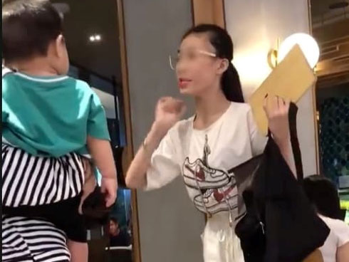 Mới đây còn được tha vì trộm túi Gucci, nữ quái chị hiểu hông 15 tuổi đã lại đi cướp giật tài sản ở Sài Gòn và bị bắt-2