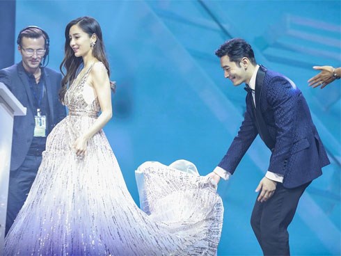 Huỳnh Hiểu Minh sánh bước, đỡ váy cho Angelababy, chính thức đập tan tin đồn ly hôn ầm ĩ suốt 1 năm nay