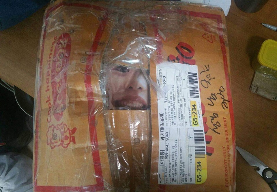 Góc không dành cho người yếu tim: Ánh mắt thơ ngây trong thùng quà khiến thanh niên mém xỉu, và sự thật là…-2