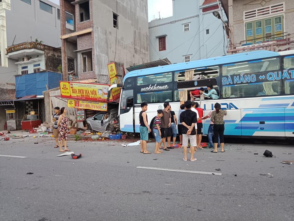Nam Định: Xe khách điên tông liên hoàn ô tô và người đi xe đạp điện khiến một phụ nữ chết thảm-1