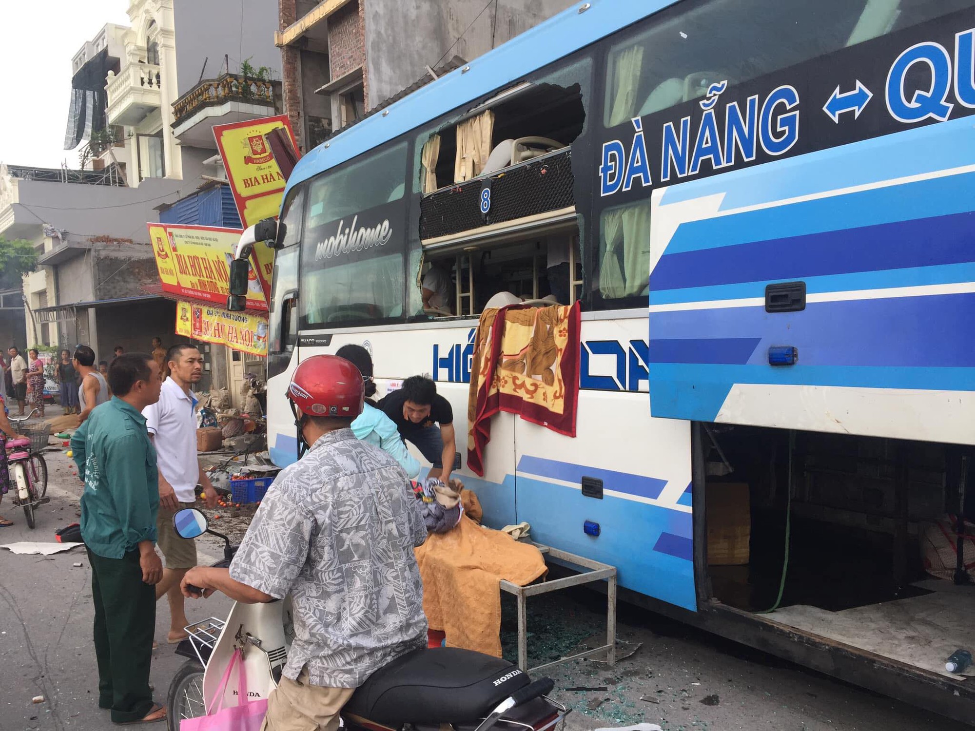 Nam Định: Xe khách điên tông liên hoàn ô tô và người đi xe đạp điện khiến một phụ nữ chết thảm-3