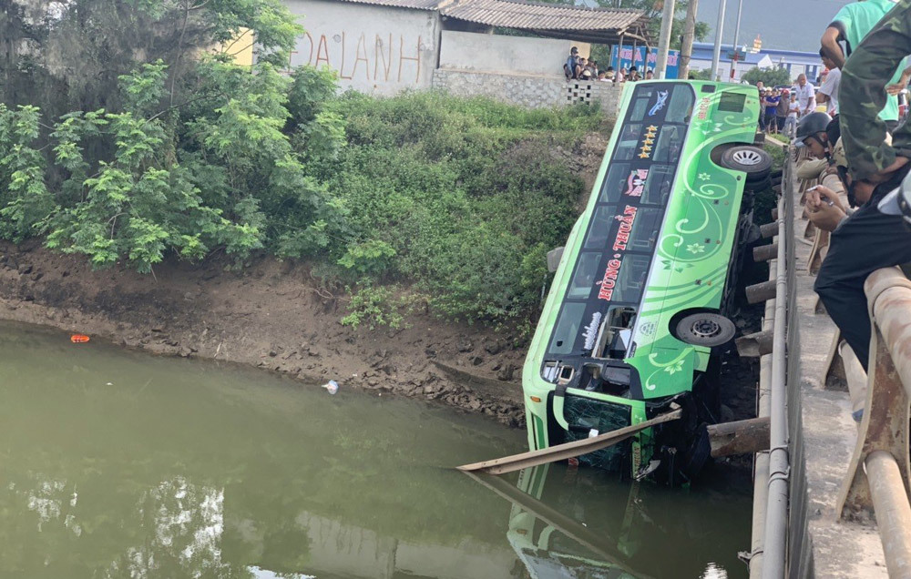 Xe khách lao xuống sông ở Thanh Hóa, thợ lặn mò đáy tìm người-1