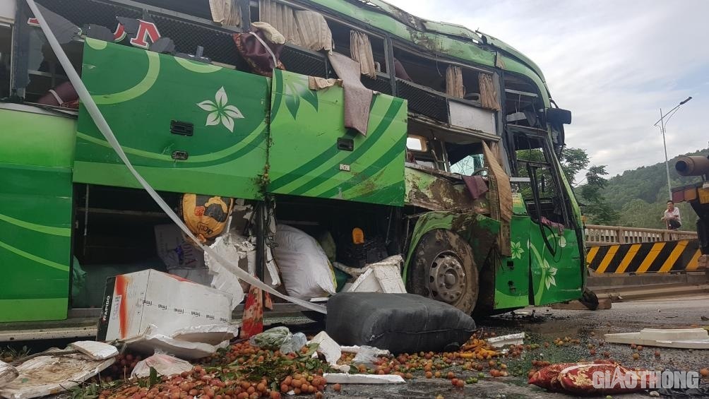 Xe khách lao xuống sông ở Thanh Hóa, thợ lặn mò đáy tìm người-3