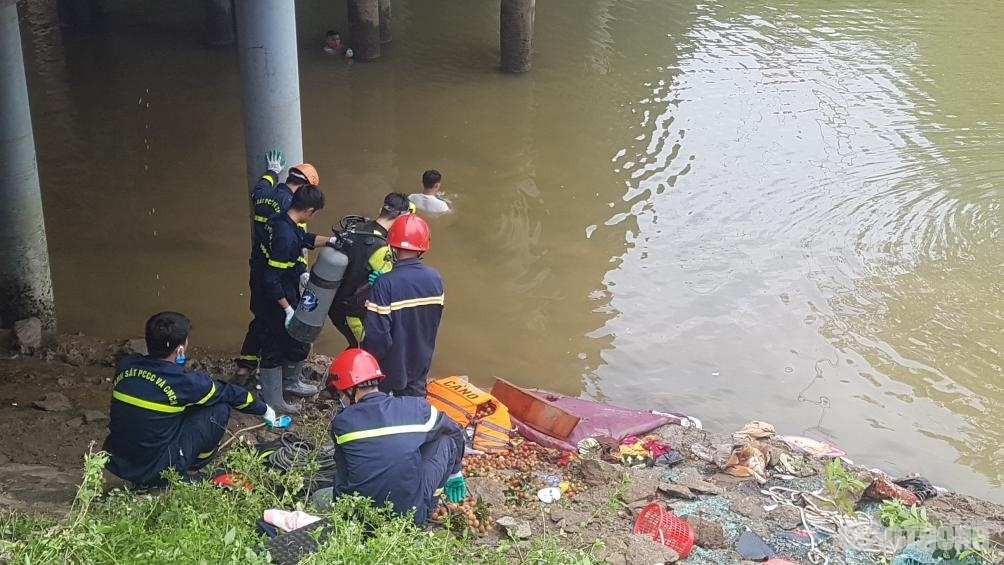 Xe khách lao xuống sông ở Thanh Hóa, thợ lặn mò đáy tìm người-4