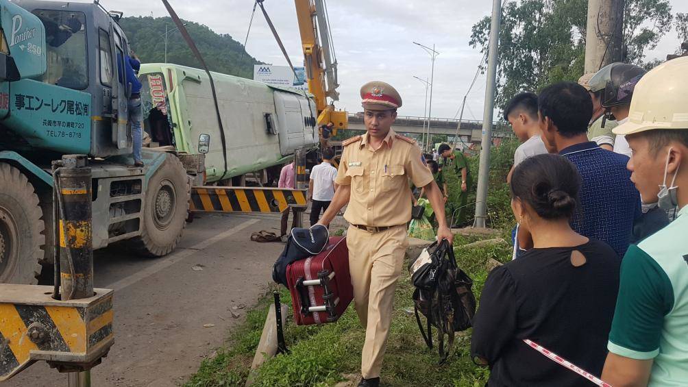 Xe khách lao xuống sông ở Thanh Hóa, thợ lặn mò đáy tìm người-5