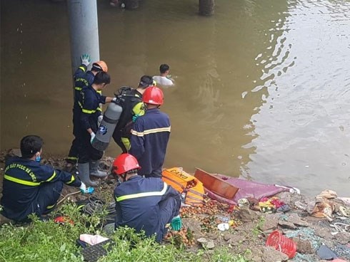 Xe khách lao xuống sông ở Thanh Hóa, thợ lặn mò đáy tìm người