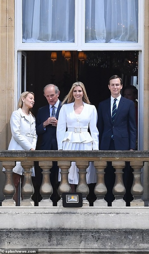 Ivanka Trump xinh đẹp tựa nữ thần, xuất hiện bất ngờ bên cạnh Hoàng tử Harry và thái độ của cả hai mới là điều đáng chú ý-2