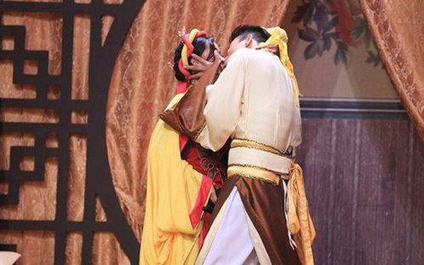 Những màn va chạm của sao Vbiz trên sóng truyền hình: Nhiều trường hợp sốc đến méo mặt vì bất ngờ bị cưỡng hôn!-1