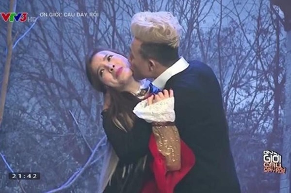 Những màn va chạm của sao Vbiz trên sóng truyền hình: Nhiều trường hợp sốc đến méo mặt vì bất ngờ bị cưỡng hôn!-5