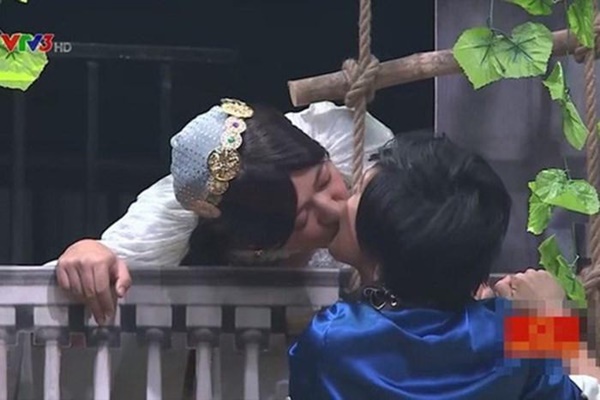 Những màn va chạm của sao Vbiz trên sóng truyền hình: Nhiều trường hợp sốc đến méo mặt vì bất ngờ bị cưỡng hôn!-9
