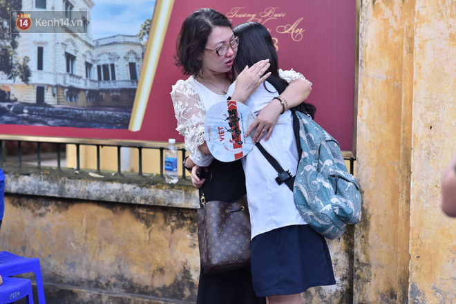 Cha mẹ ôm hôn an ủi khi con bật khóc trước cổng trường thi: Mệt rồi, mình về nhà thôi con!-3