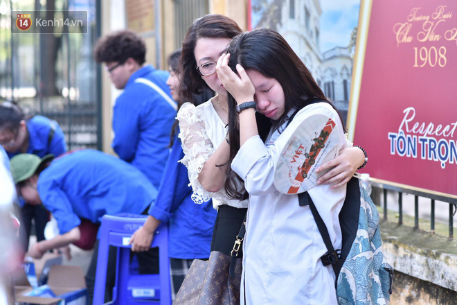 Cha mẹ ôm hôn an ủi khi con bật khóc trước cổng trường thi: Mệt rồi, mình về nhà thôi con!-5