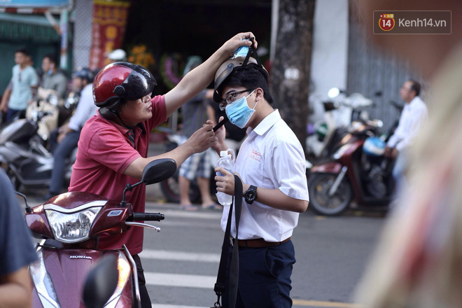 Cha mẹ ôm hôn an ủi khi con bật khóc trước cổng trường thi: Mệt rồi, mình về nhà thôi con!-6