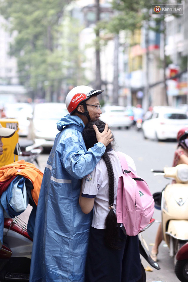 Cha mẹ ôm hôn an ủi khi con bật khóc trước cổng trường thi: Mệt rồi, mình về nhà thôi con!-8