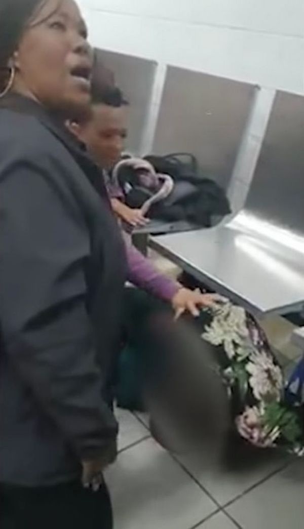 Người phụ nữ 76 tuổi bị bác sĩ trói chặt dưới gầm ghế gây bất bình-4