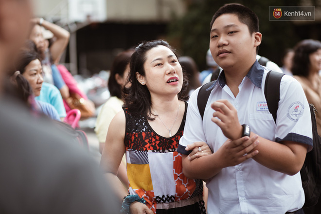 Cha mẹ ôm hôn an ủi khi con bật khóc trước cổng trường thi: Mệt rồi, mình về nhà thôi con!-11