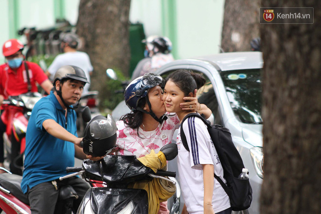 Cha mẹ ôm hôn an ủi khi con bật khóc trước cổng trường thi: Mệt rồi, mình về nhà thôi con!-14