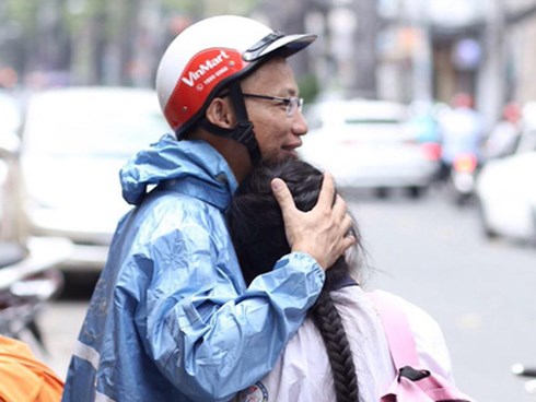 Cha mẹ ôm hôn an ủi khi con bật khóc trước cổng trường thi: Mệt rồi, mình về nhà thôi con!