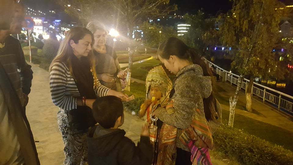 Phía sau những đứa trẻ bán hàng rong ở Sa Pa-1