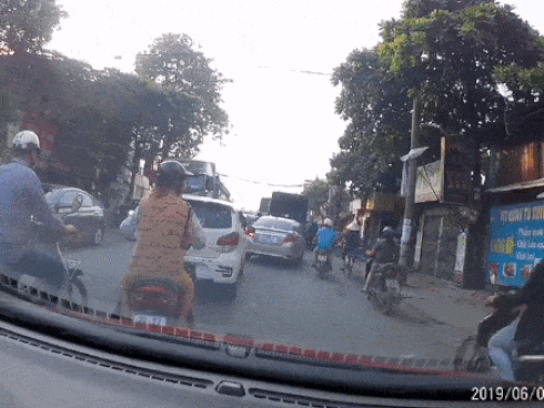 Clip: Người đàn ông cố vượt qua đầu xe tải đang xuống dốc, cái kết khiến nhiều người vội quay mặt đi-1